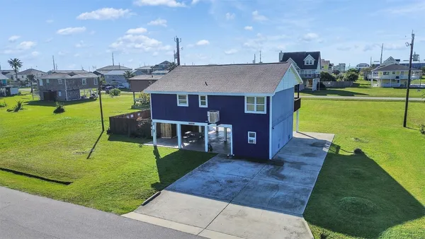 $2,200 | 16527 Lewis Scot Road, Jamaica Beach, TX 77554