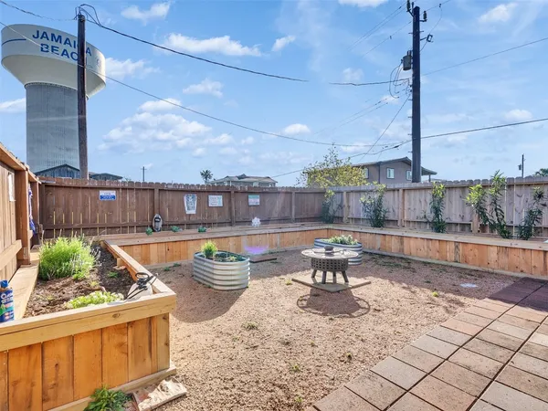 $2,200 | 16527 Lewis Scot Road, Jamaica Beach, TX 77554