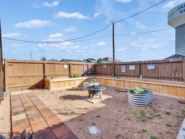 $2,200 | 16527 Lewis Scot Road, Jamaica Beach, TX 77554