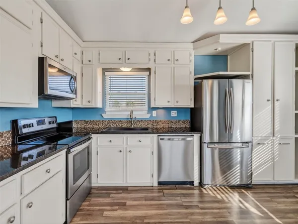 $2,200 | 16527 Lewis Scot Road, Jamaica Beach, TX 77554