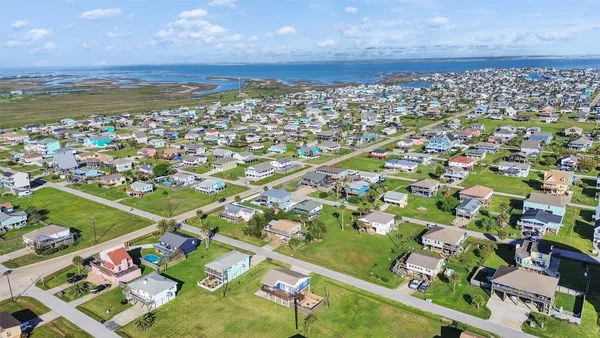 $2,200 | 16527 Lewis Scot Road, Jamaica Beach, TX 77554