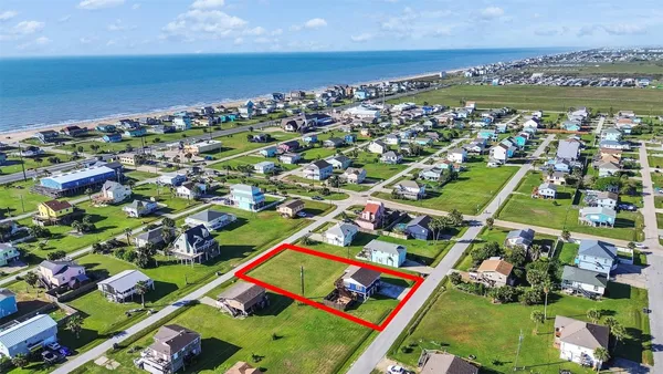$2,200 | 16527 Lewis Scot Road, Jamaica Beach, TX 77554