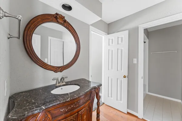 a view of room with a ceiling fan
