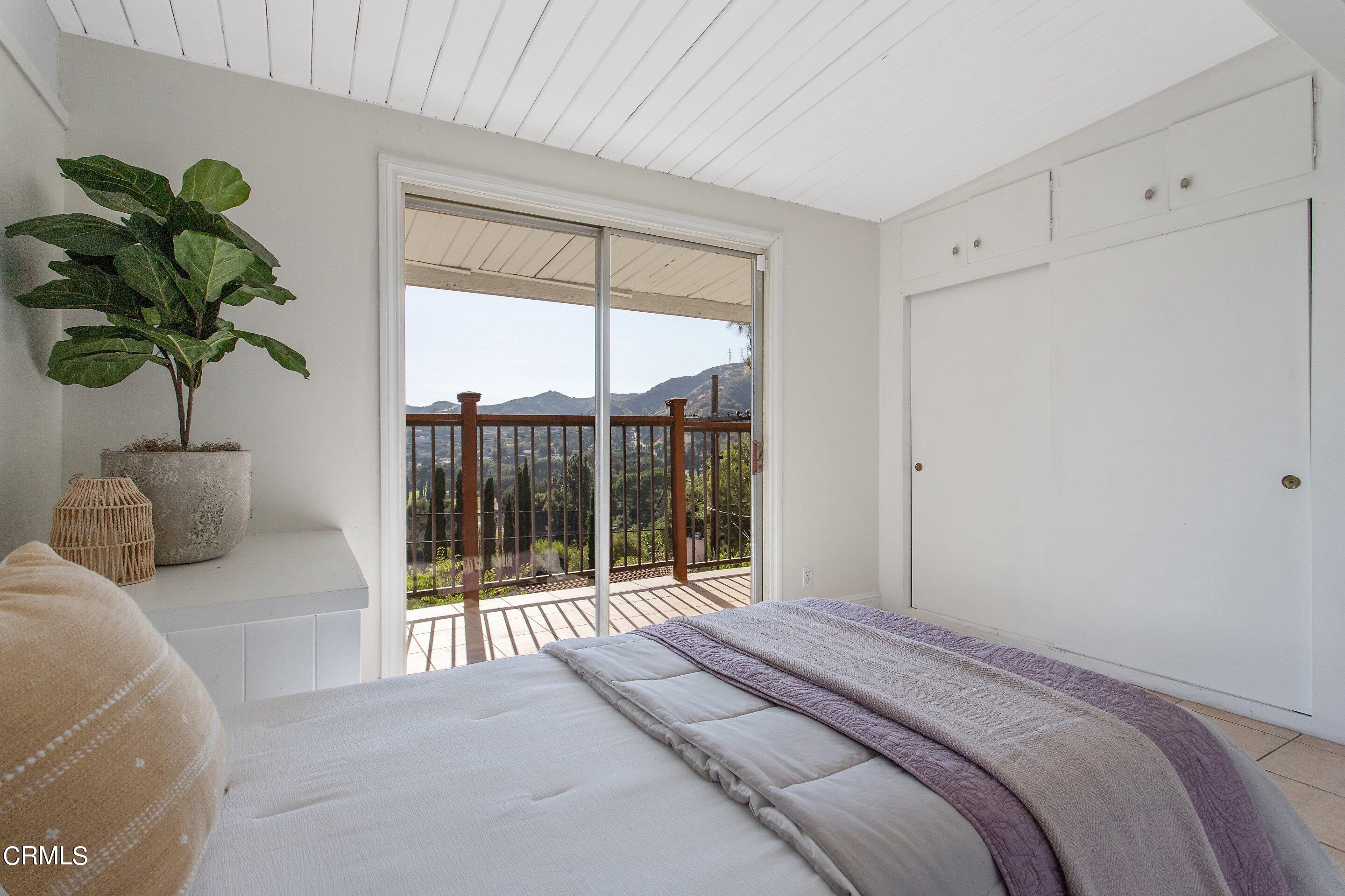 3170 Buckingham Road Glendale, CA 91206 - Photo 19 of 47 a bedroom with a bed and a potted plant
