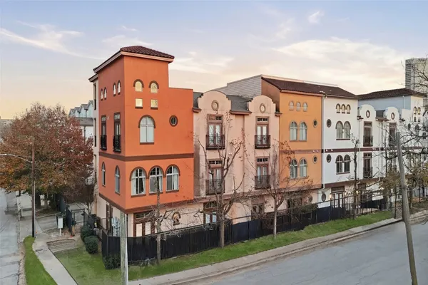 $299,000 | 806 Jackson Hill Street, Unit 201, Houston, TX 77007