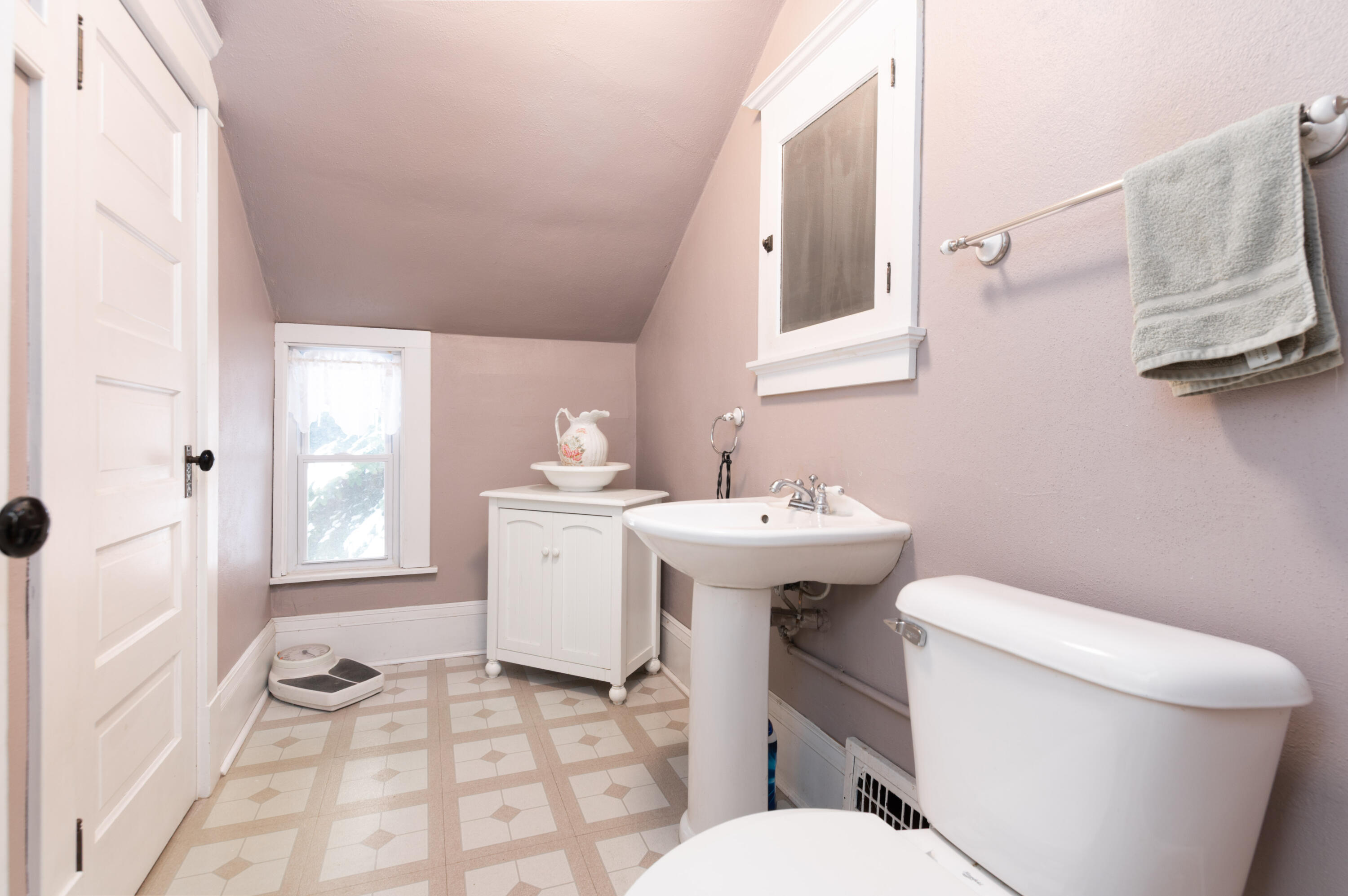 W304N2426 Maple Avenue Delafield, WI 53072 - Photo 24 of 36 Bathroom