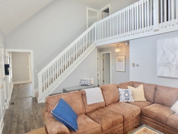 54 Schoolhouse Road Edgartown, MA 02539 - Photo 5 of 30 a living room with furniture