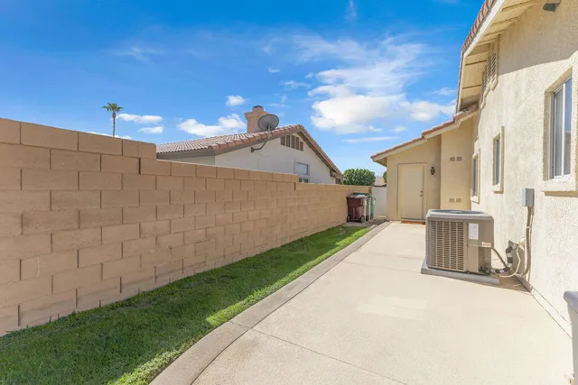 a view of house with a big yard