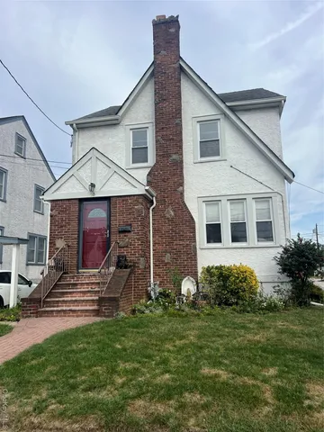 a view of a house with backyard