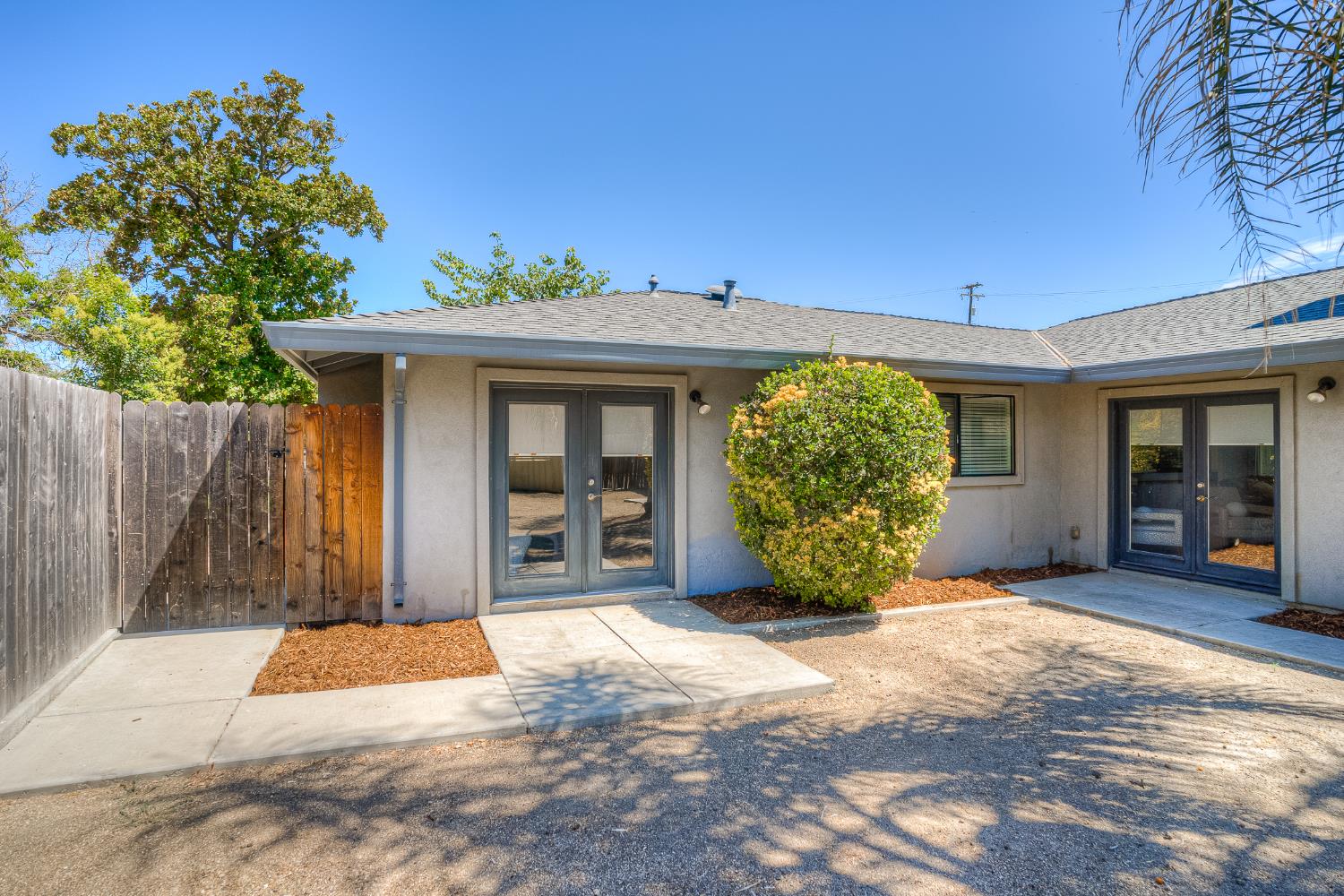 800 South Meridian Road Meridian, CA 95957 - Photo 40 of 81 a front view of a house with garden