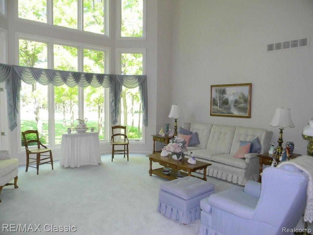 472 Inverness Highland, MI 48357 - Photo 5 of 25 Great Room.JPG