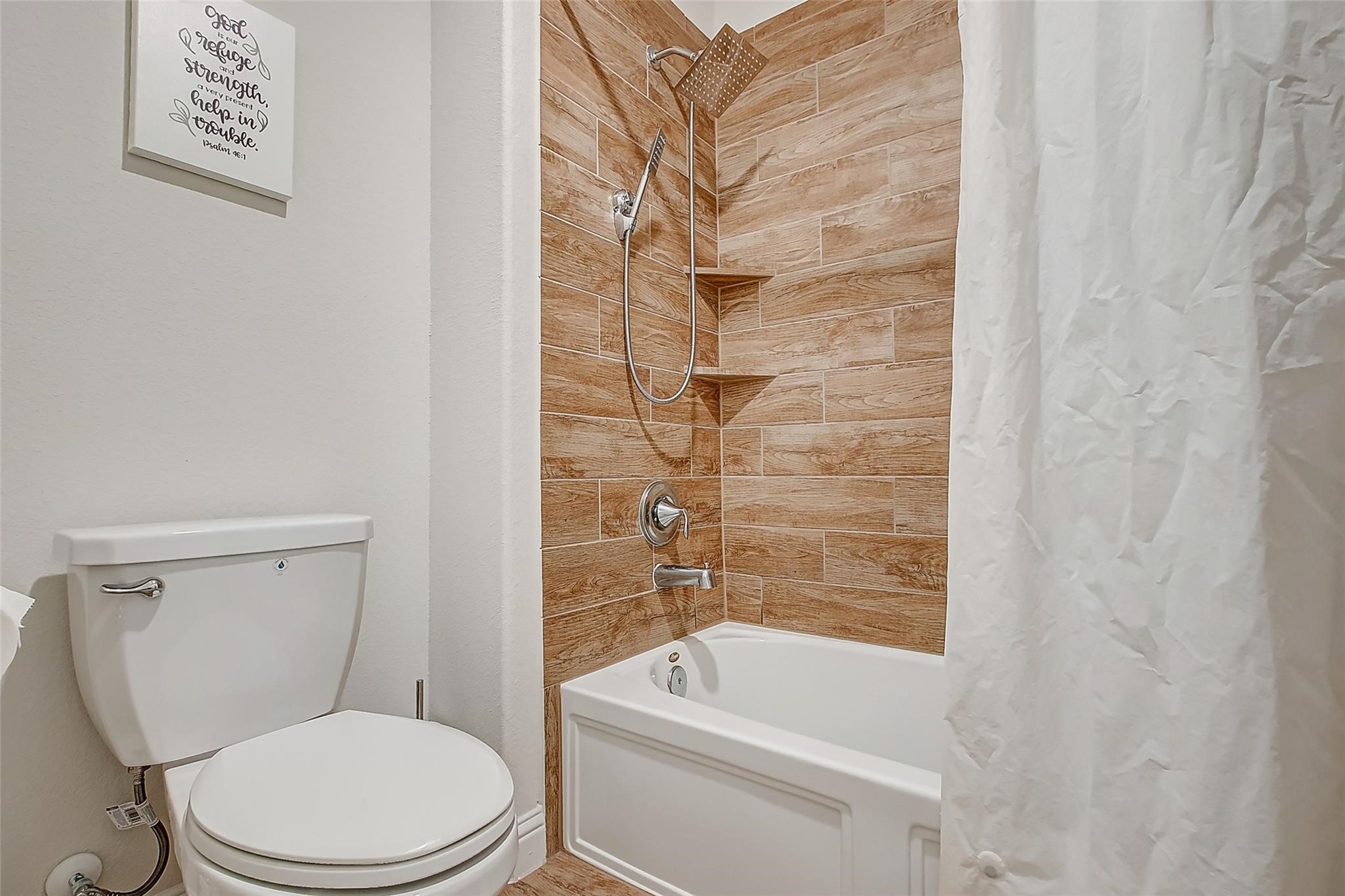 2318 Madera Landing Lane Rosenberg, TX 77469 - Photo 14 of 21 Upstairs bathroom