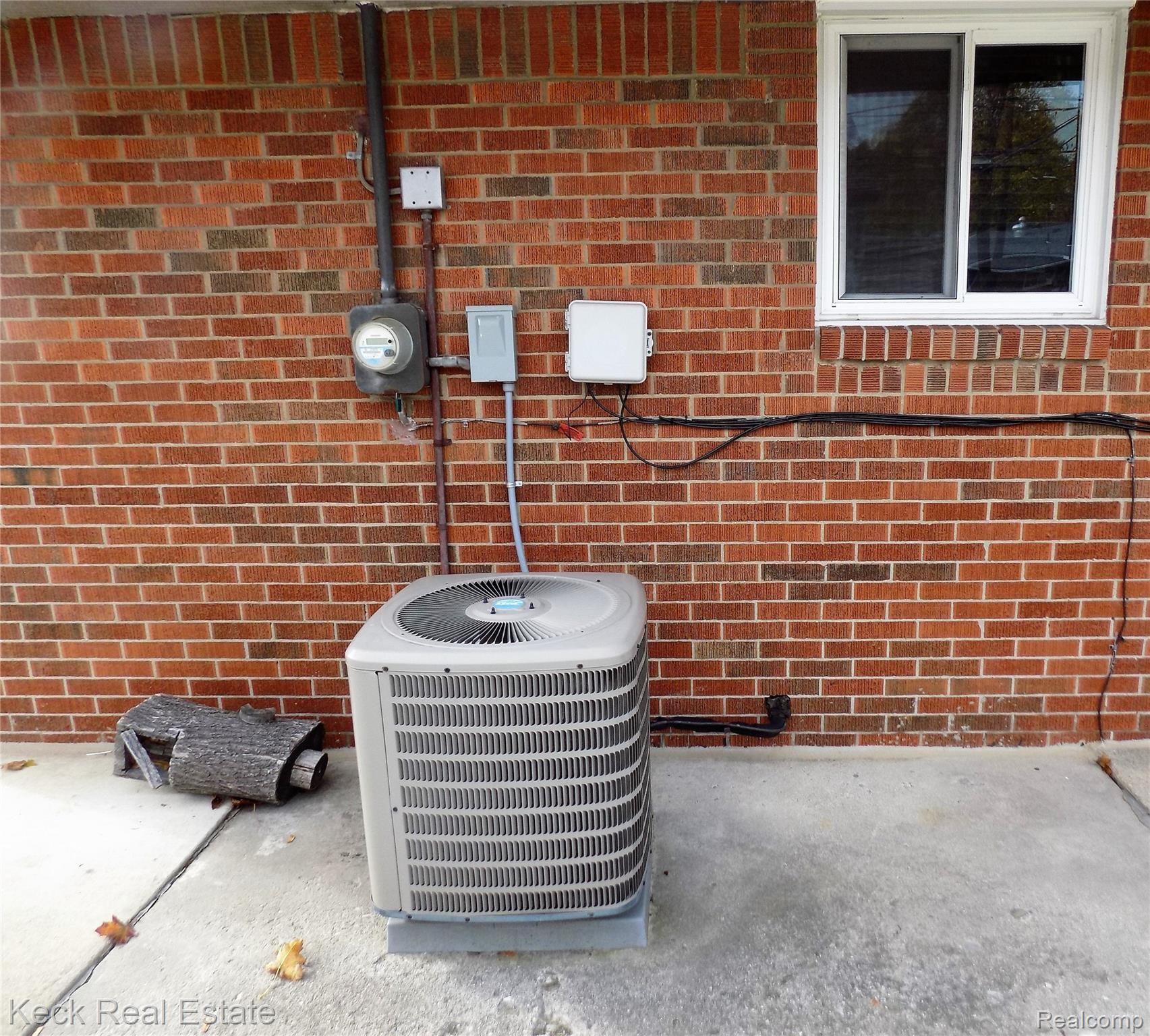 5037 Harding Street Wayne, MI 48184 - Photo 3 of 21 DSCN2851.JPG