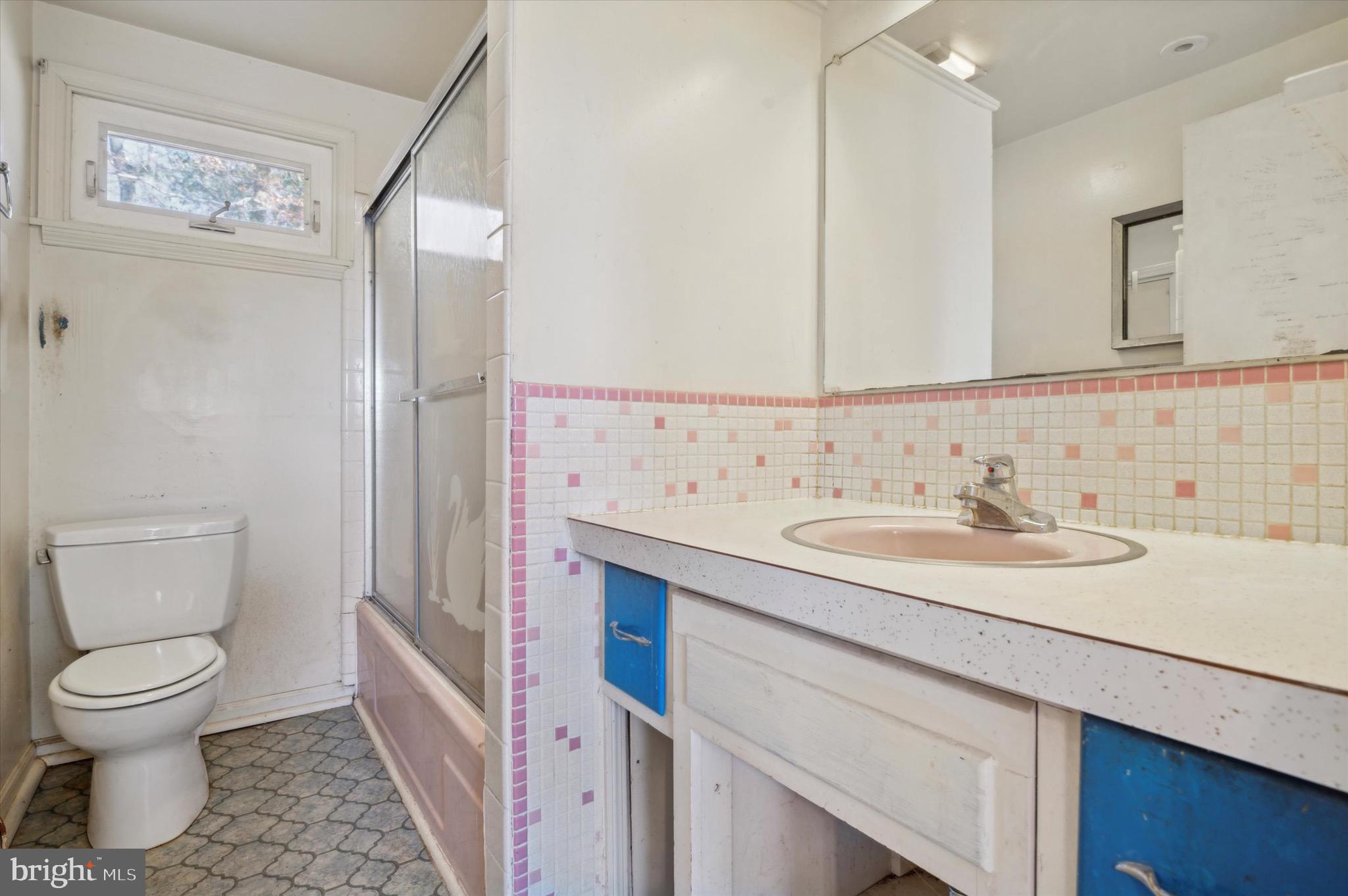 2012 Wildwood Drive Wilmington, DE 19805 - Photo 22 of 34 Primary bathroom