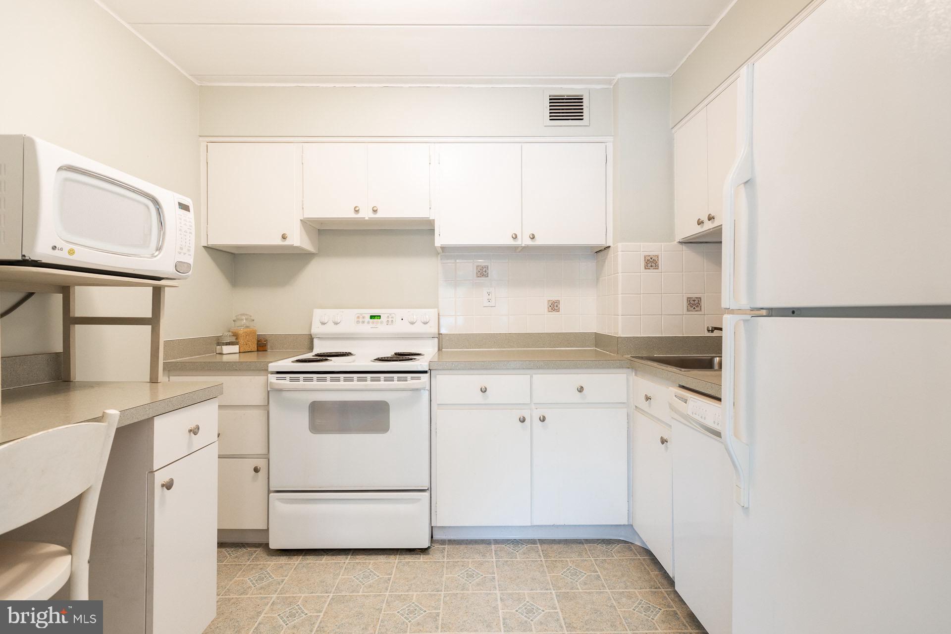2302 Riddle Avenue, Unit B205 Wilmington, DE 19806 - Photo 11 of 27 Kitchen