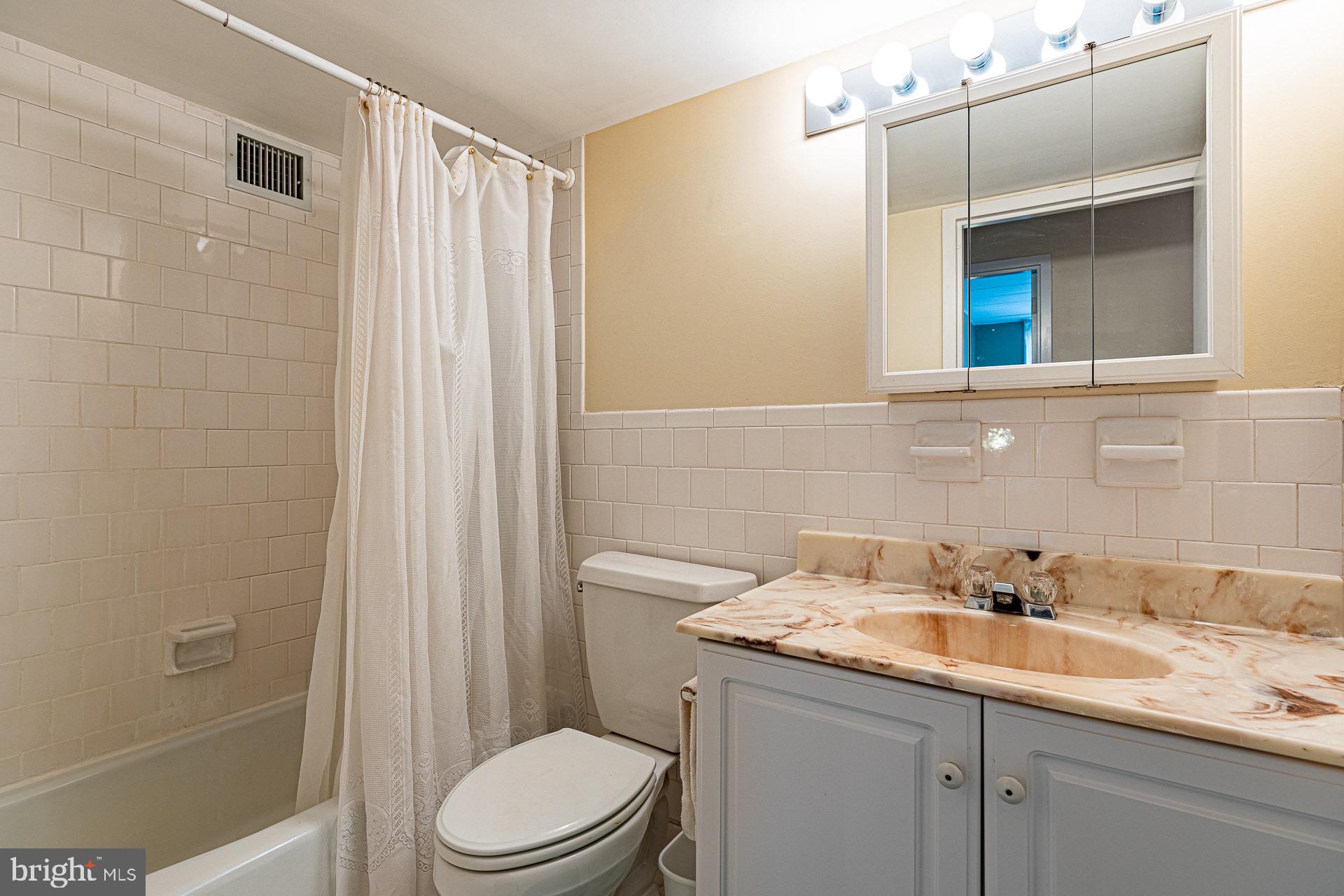 2302 Riddle Avenue, Unit B205 Wilmington, DE 19806 - Photo 17 of 27 Bathroom
