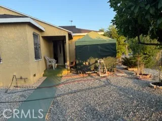 a view of a house with backyard