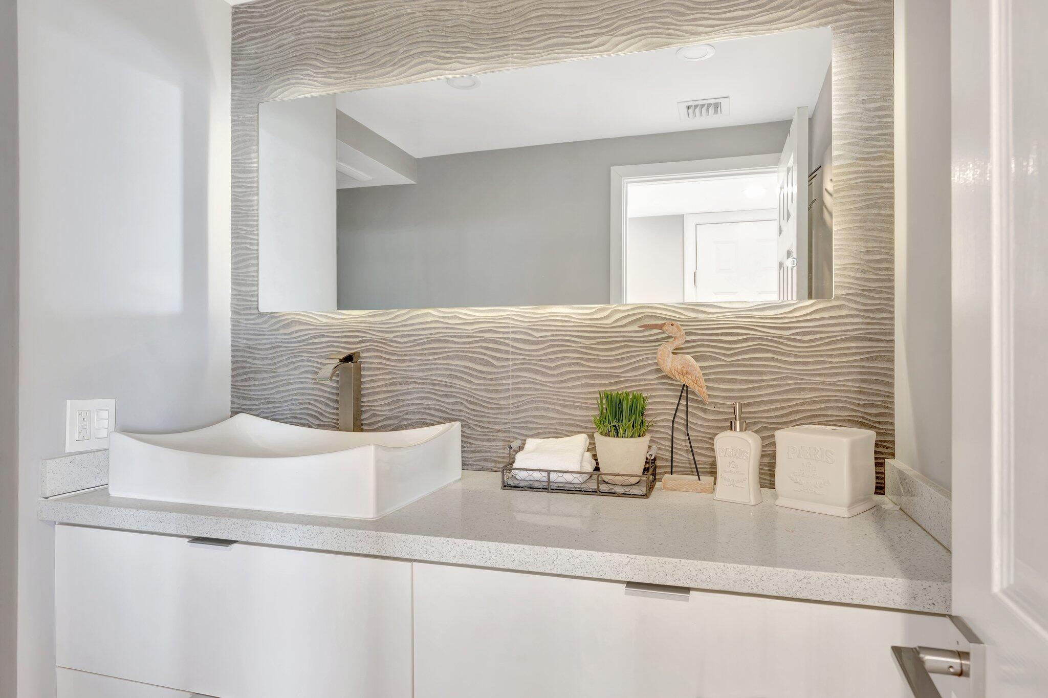 859 Jeffery Street, Unit 7030 Boca Raton, FL 33487 - Photo 18 of 53 Guest bathroom