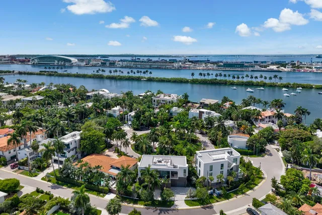 an aerial view of a house with lake view and mountain view