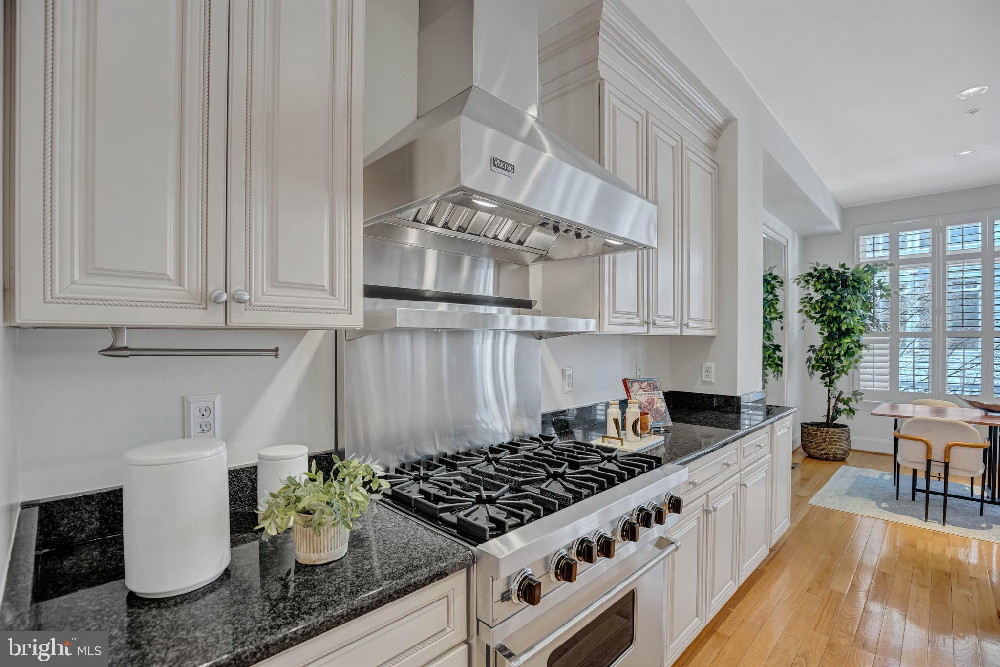1820 Carpenter Road Alexandria, VA 22314 - Photo 21 of 80 a kitchen with stove and cabinets