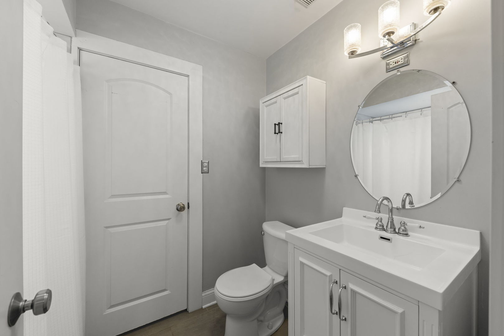 202 Pick Avenue Elmhurst, IL 60126 - Photo 17 of 26 a bathroom with a toilet a sink and mirror