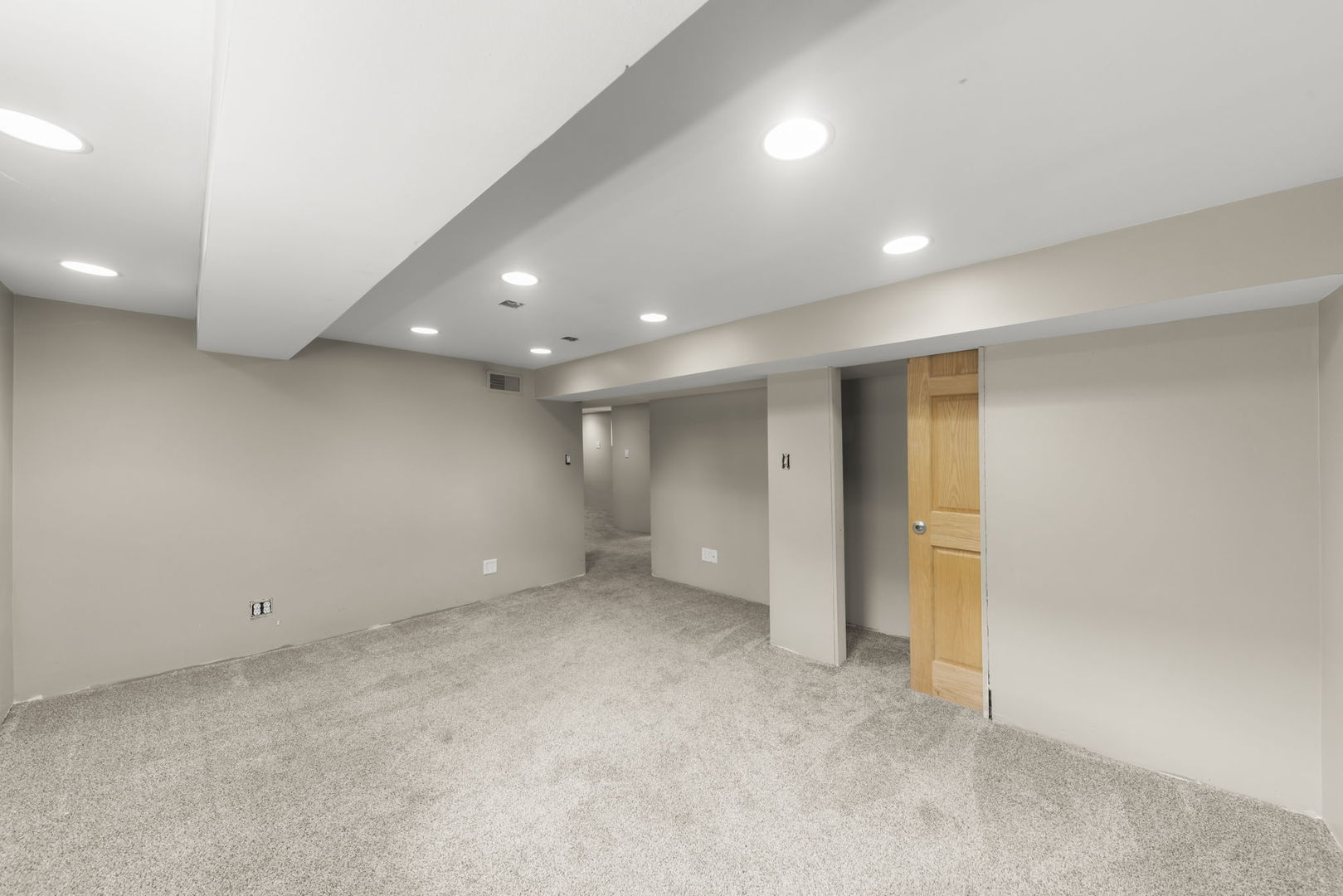 202 Pick Avenue Elmhurst, IL 60126 - Photo 21 of 26 an empty room with a natural light