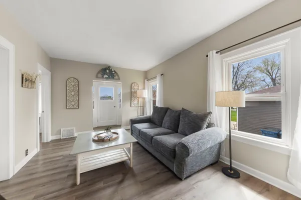 $375,000 | 202 Pick Avenue, Elmhurst, IL 60126