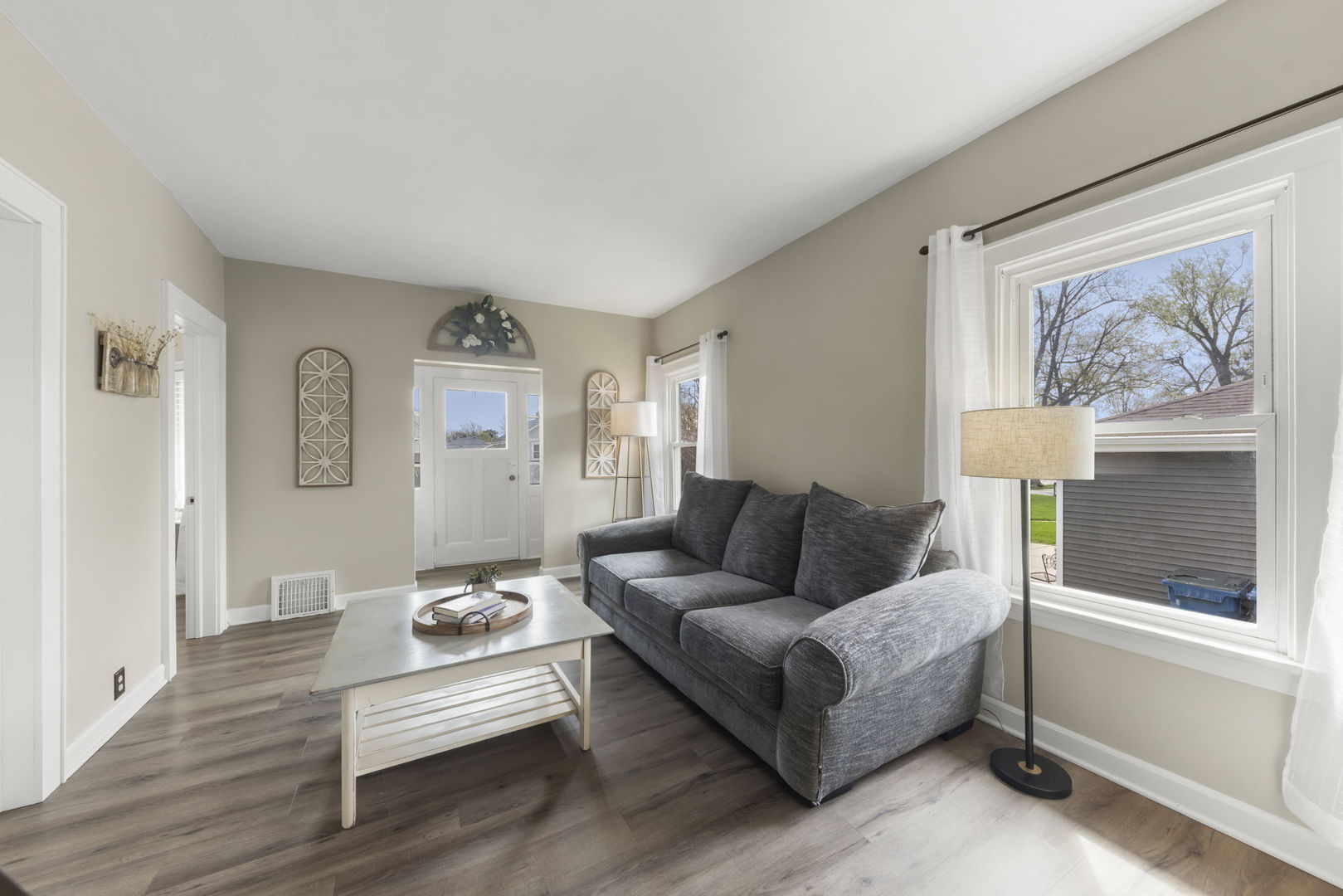 202 Pick Avenue Elmhurst, IL 60126 - Photo 4 of 26 a living room with furniture and a window