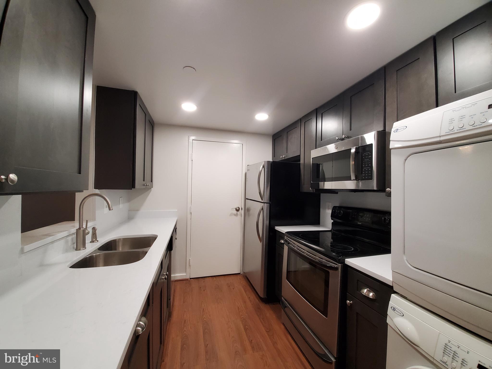 1530 Key Boulevard, Unit 623 Arlington, VA 22209 - Photo 11 of 35 Modern cabs, quartz counters, sink, micro & lights