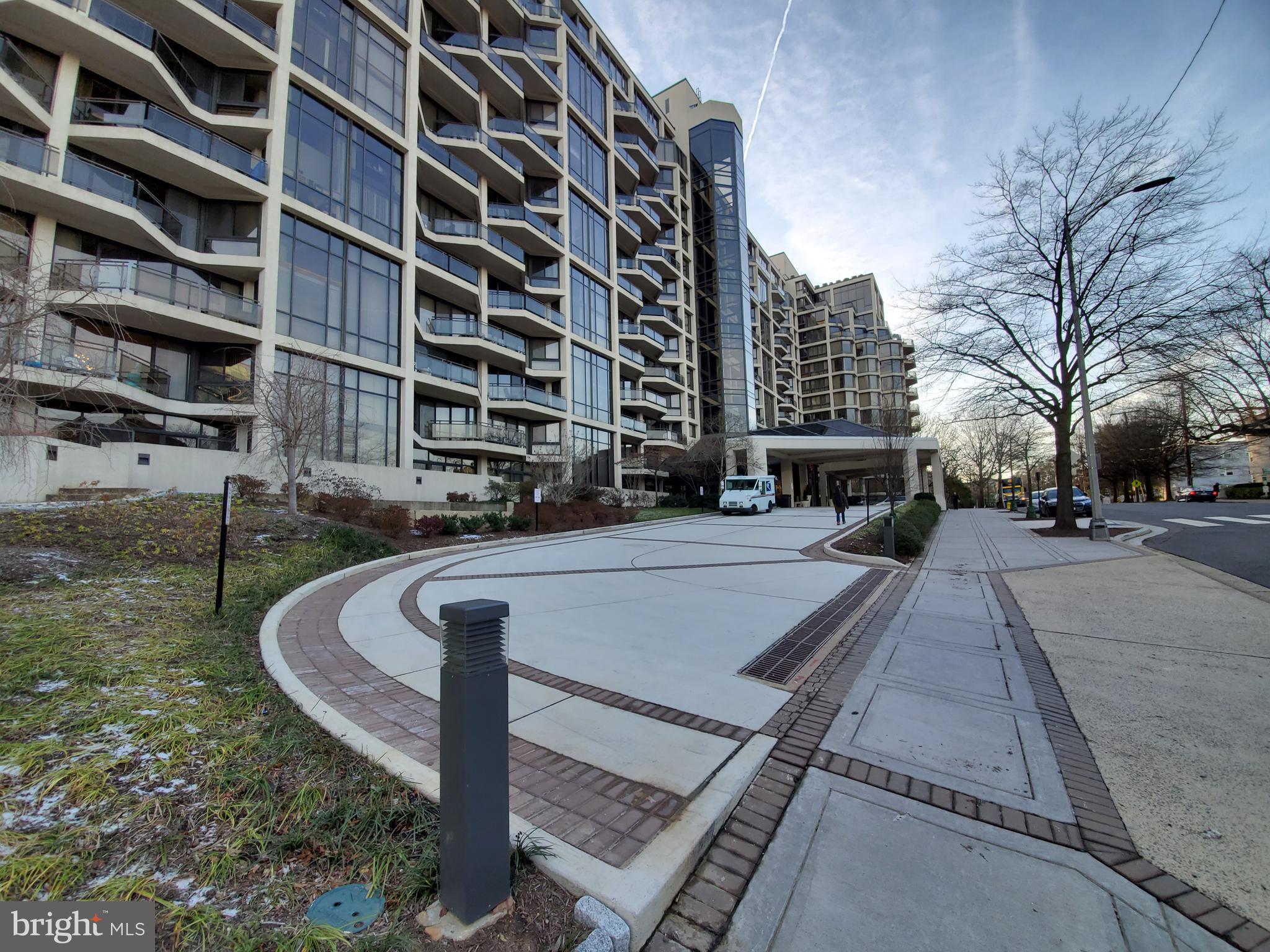 1530 Key Boulevard, Unit 623 Arlington, VA 22209 - Photo 34 of 35 Front Exterior