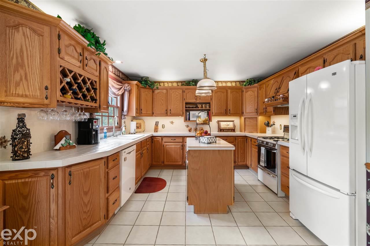 348 Brook Drive Romeo, MI 48065 - Photo 17 of 54 50048619-16.JPG
