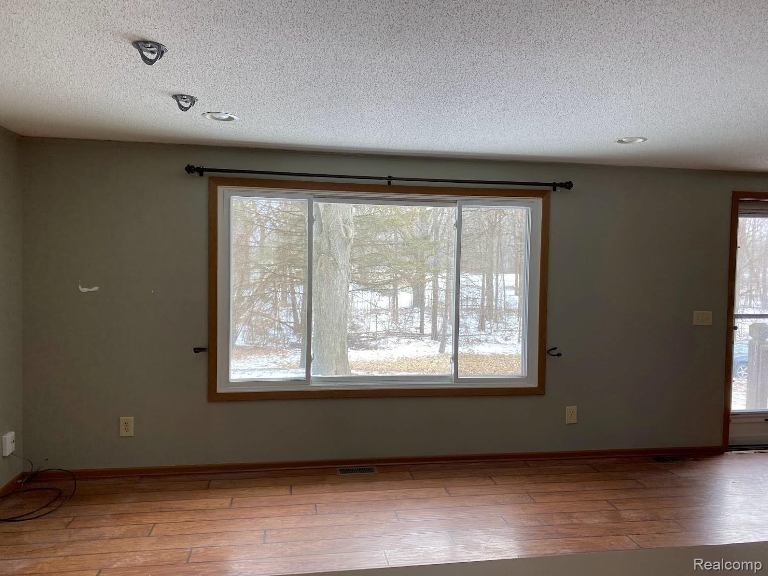 6135 Byron Road Howell, MI 48855 - Photo 15 of 16 6135 Byron Rd LR.jpg