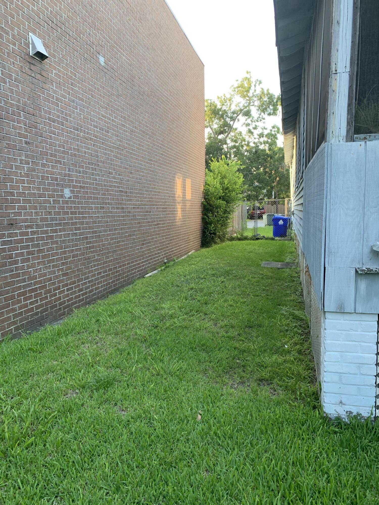 35 Lenox Street Charleston, SC 29403 - Photo 7 of 10 Sideyard