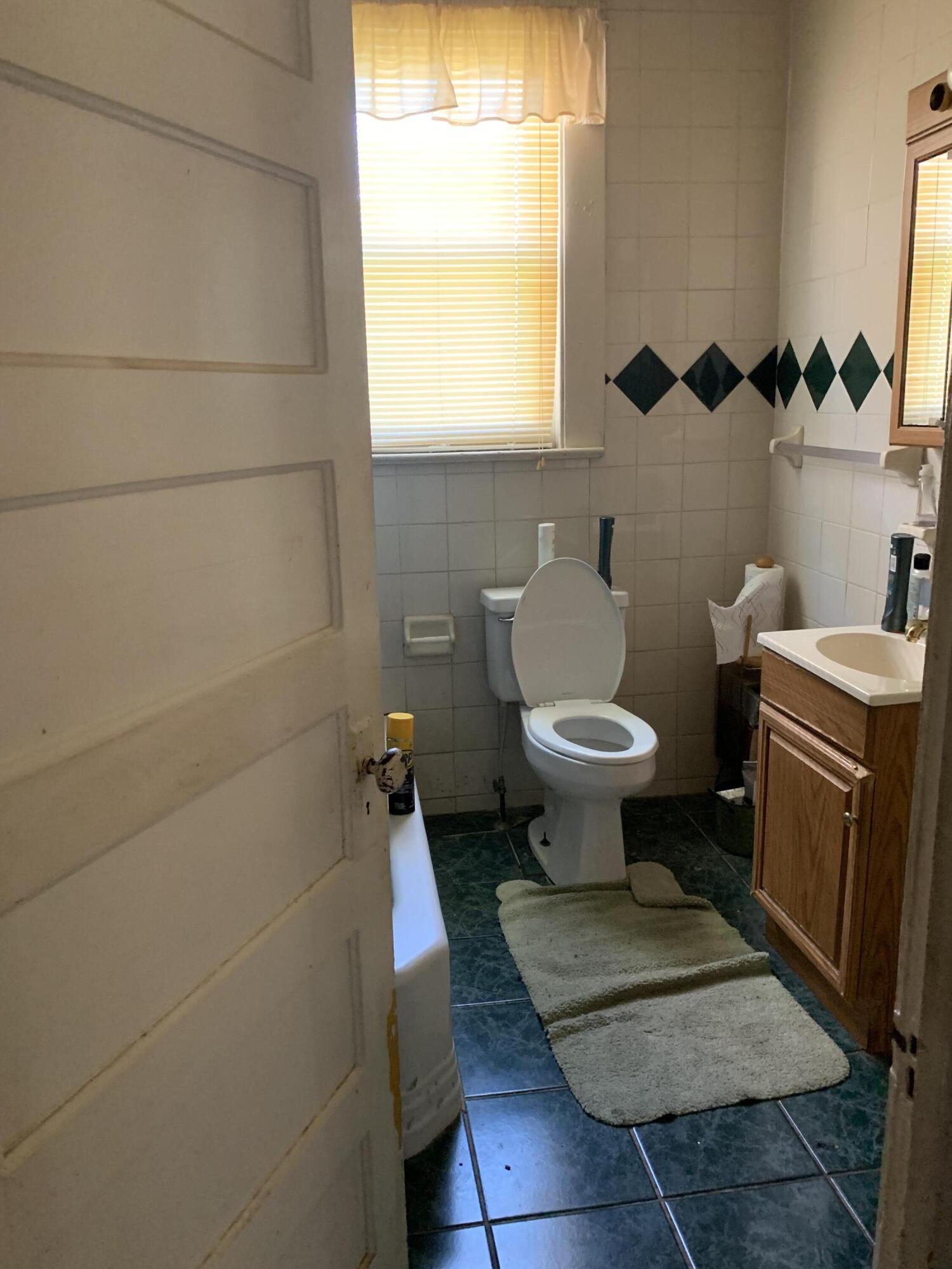 35 Lenox Street Charleston, SC 29403 - Photo 10 of 10 BathroomHEIC