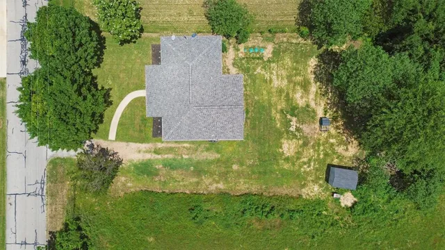 a view of a back yard