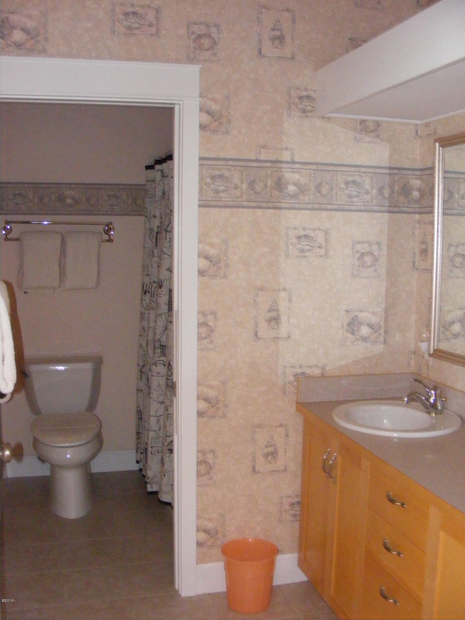 135 Southwest 26th Street Newport, OR 97366 - Photo 16 of 35 Main Bath