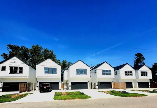 $2,000 | 9343 Lavender Street, Houston, TX 77016