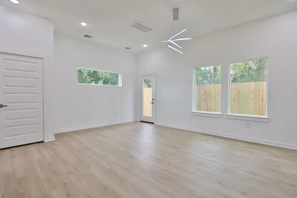 $2,000 | 9343 Lavender Street, Houston, TX 77016
