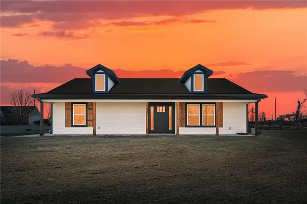 $319,900 | 704 Colony Avenue, East Lynne, MO 64743