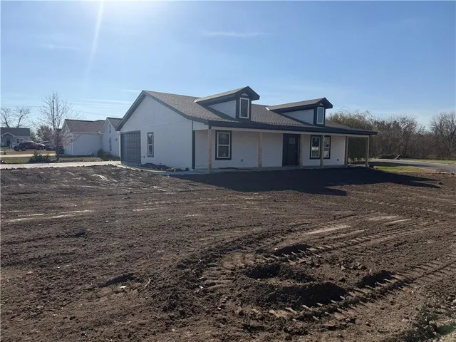 $319,900 | 704 Colony Avenue, East Lynne, MO 64743