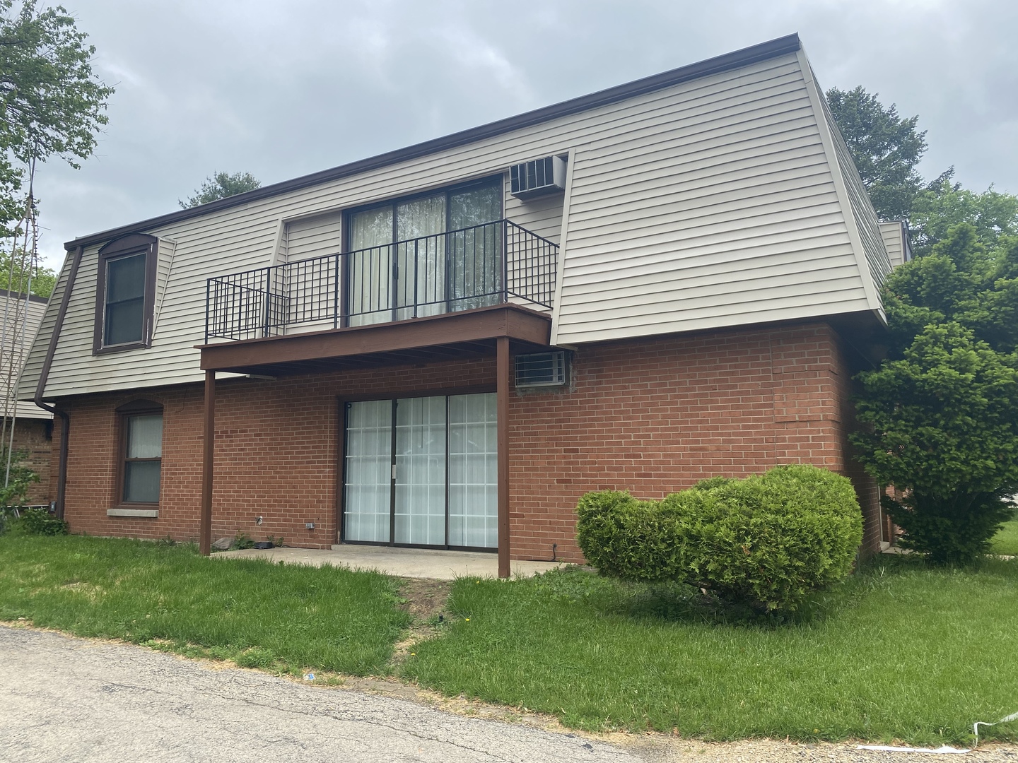 1710 Felten Road, Unit 1B Aurora, IL 60505 - Photo 1 of 14 a front view of a house with a garden