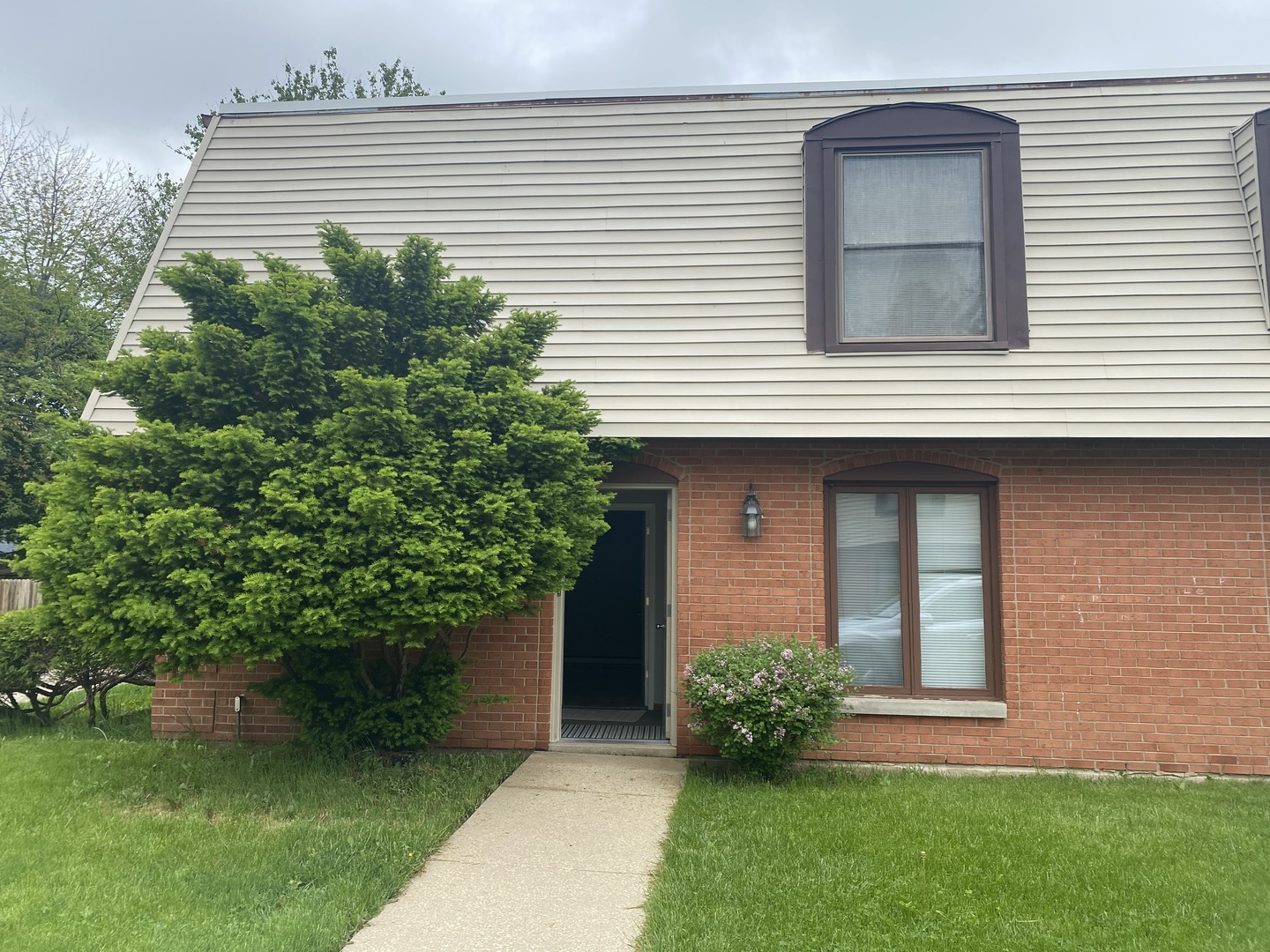 1710 Felten Road, Unit 1B Aurora, IL 60505 - Photo 14 of 14 a front view of a house with garden
