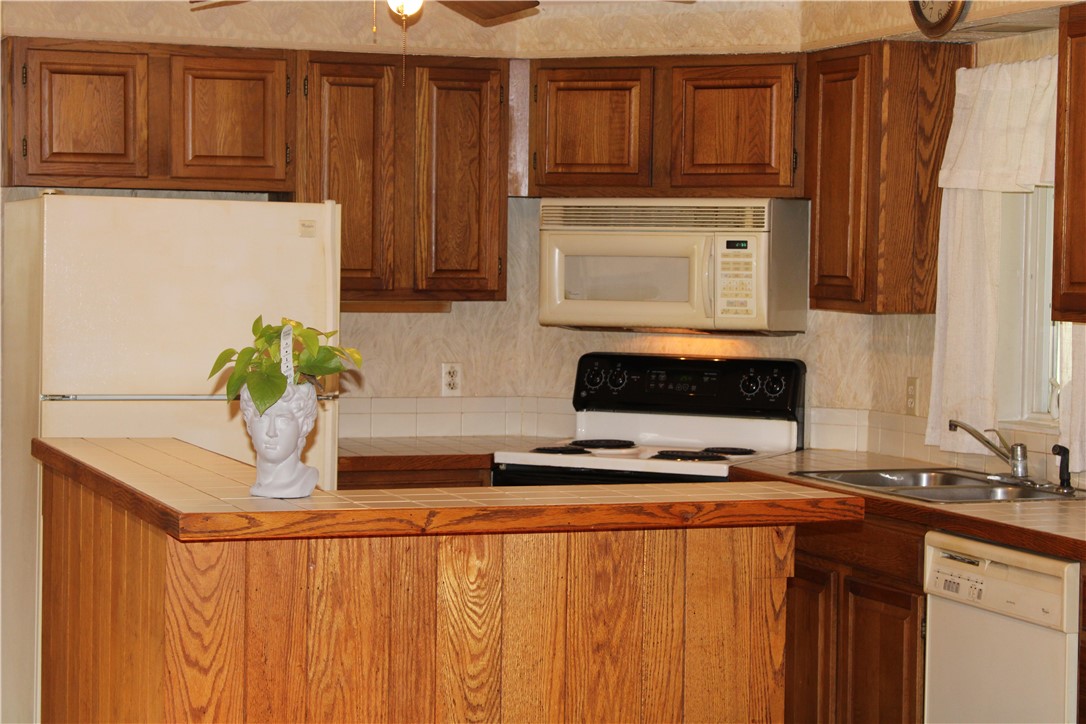 5044 Butler Road Canandaigua Town, NY 14424 - Photo 4 of 45 Kitchen with center island
