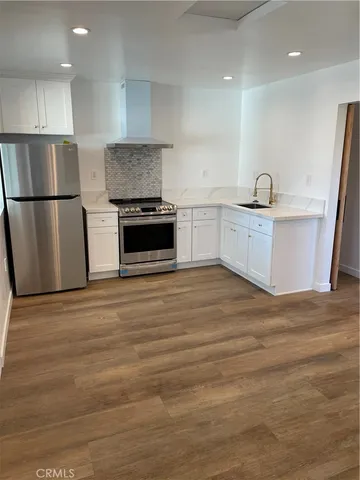 $2,000 | 24306 Victory Boulevard, Unit 1/2, Woodland Hills, CA 91367