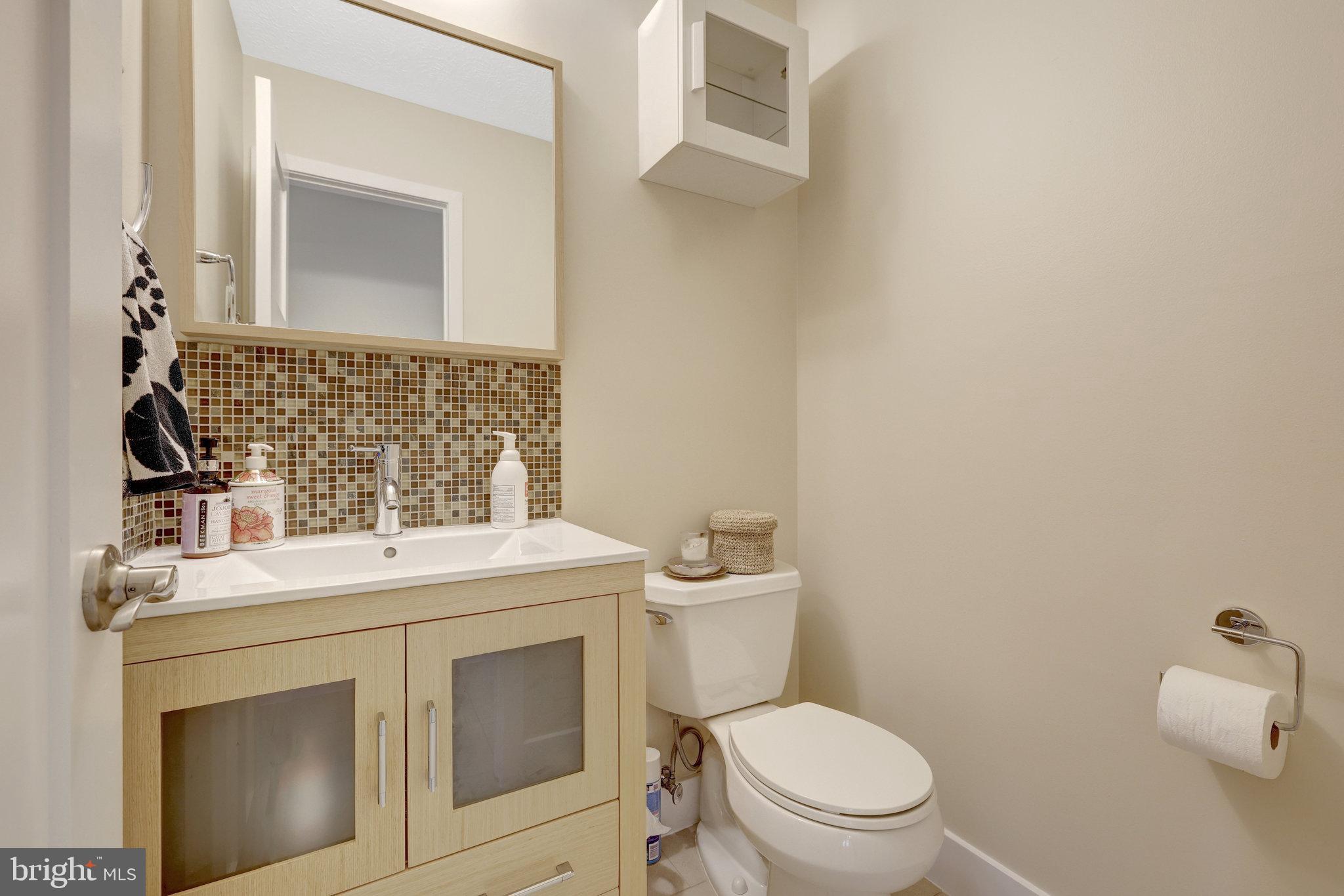 11637 Quail Ridge Court Reston, VA 20194 - Photo 17 of 46 a bathroom with a sink toilet and mirror