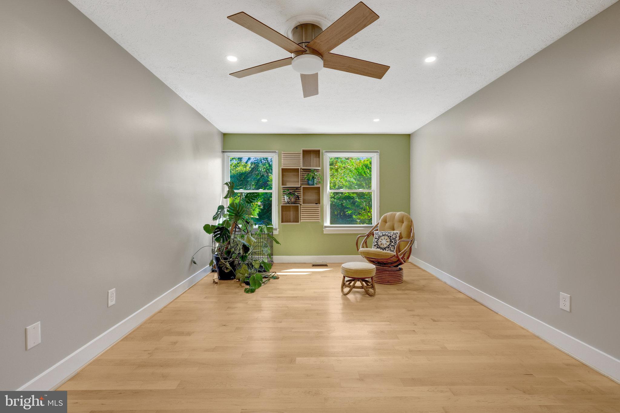 11637 Quail Ridge Court Reston, VA 20194 - Photo 19 of 46 a living room with furniture