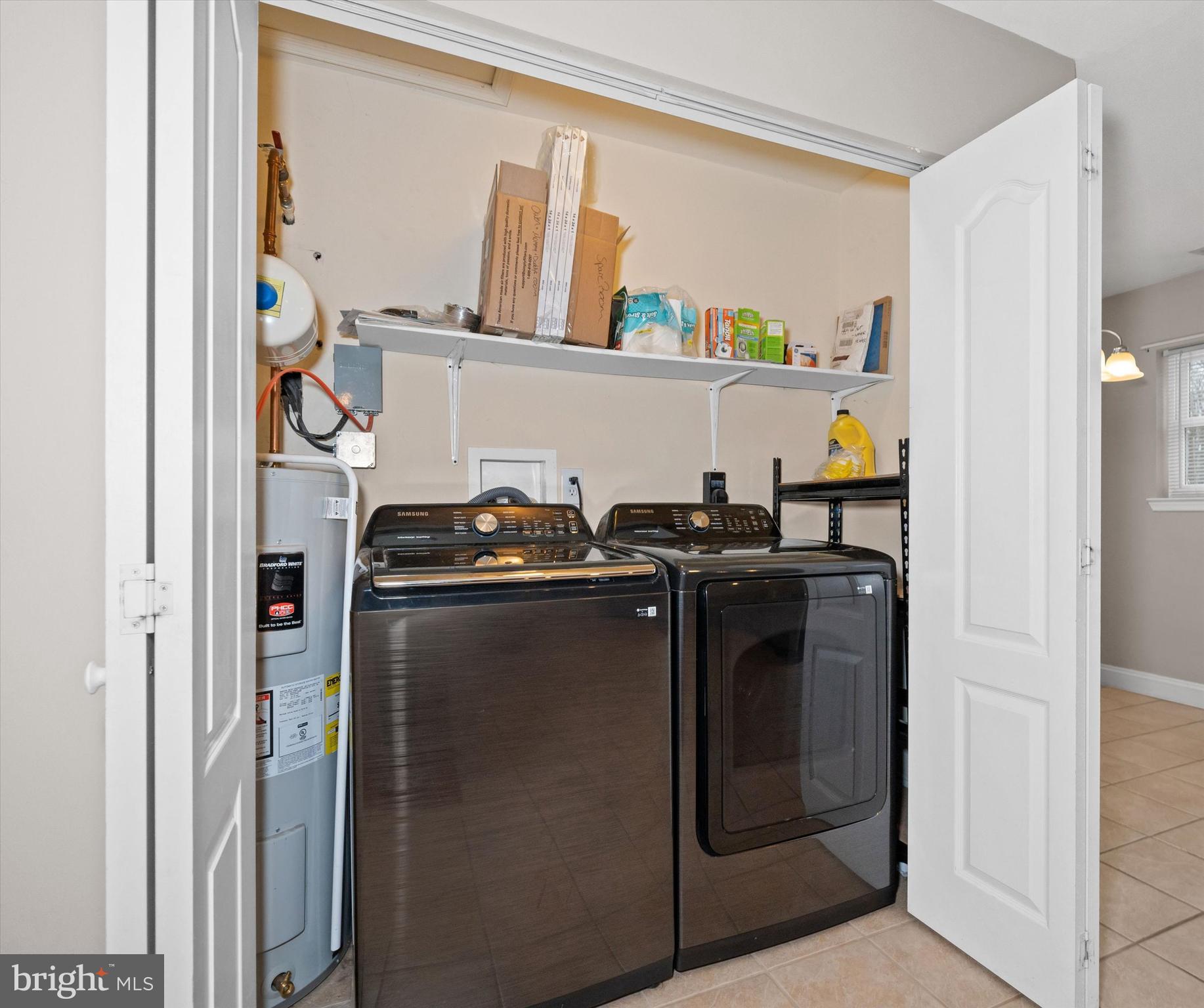 17 Gogh Circle Newark, DE 19702 - Photo 28 of 34 a kitchen with a refrigerator and a stove