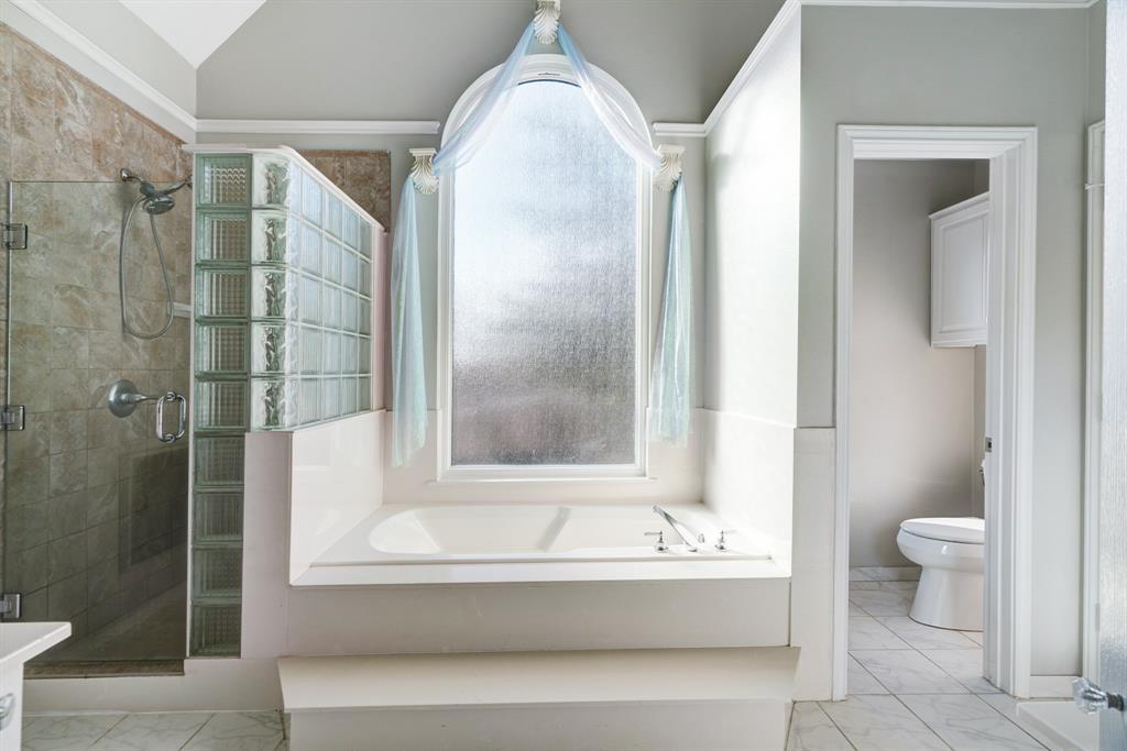 635 Cedar Creek Drive Reno, TX 75462 - Photo 14 of 32 a bathroom with a bathtub and a shower
