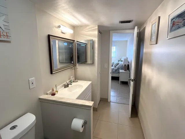 a en suite bathroom with a toilet sink and mirror