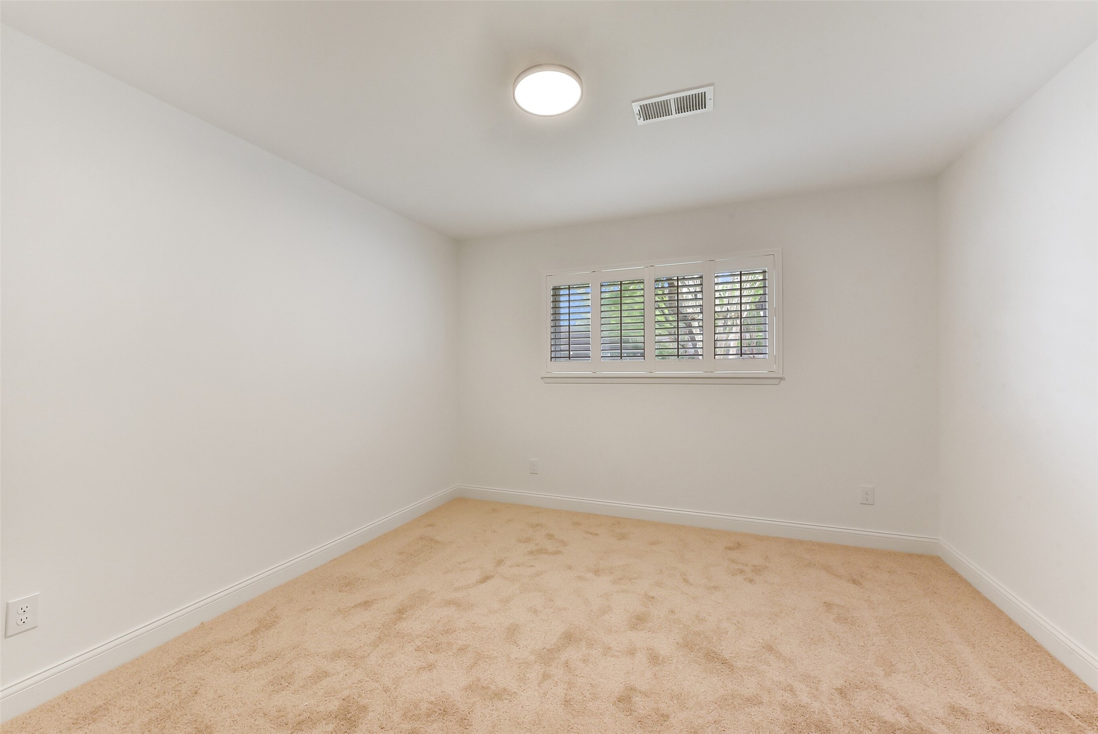 5946 Valkeith Drive Houston, TX 77096 - Photo 28 of 32 an empty room with a window